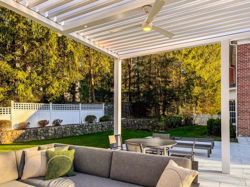 Classic motorized pergola